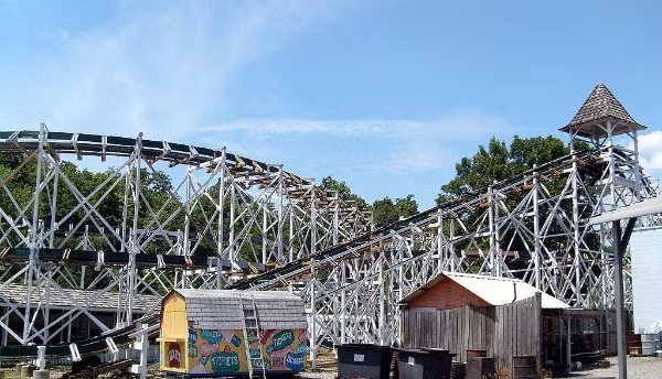  Tàu lượn siêu tốc cổ nhất còn hoạt động Leap-The-Dips ở công viên Lakemont, thành phố Altoona, bang Pennsylvania chính là chiếc tàu lượn siêu tốc cổ nhất còn hoạt động. Chiếc tàu lượn được xây dựng năm 1902. (Nguồn Oddee)