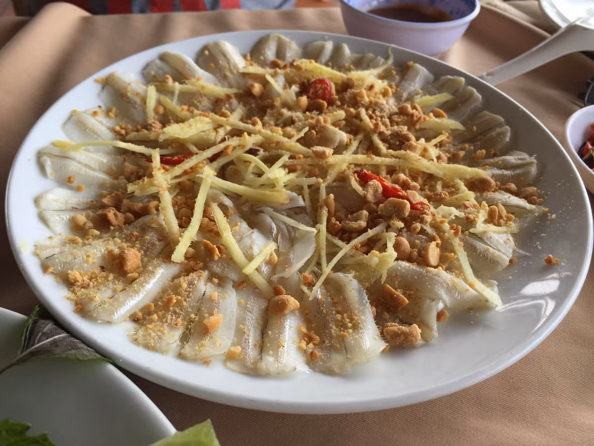 Thịt cá mai không có máu nên ít tanh, có vị ngọt, giòn, dai, không bị bở và nhớt như thịt của các loại khác. (Nguồn Balodeplao)