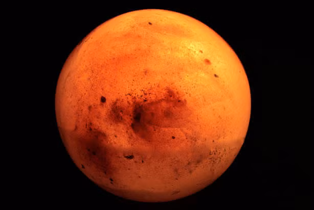 Tàu vũ trụ Mars Reconnaissance Orbiter vừa có cơ hội khám sát một khu vực mới trên bề mặt sao Hỏa và phát hiện ra hiện tượng bất thường. Nguồn ảnh: Google.