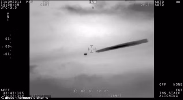 Điều kỳ lạ là UFO được nhìn thấy trên camera nhưng trên màn hình radar của trực thăng lại không thấy dấu hiệu bất thường nào cả. 