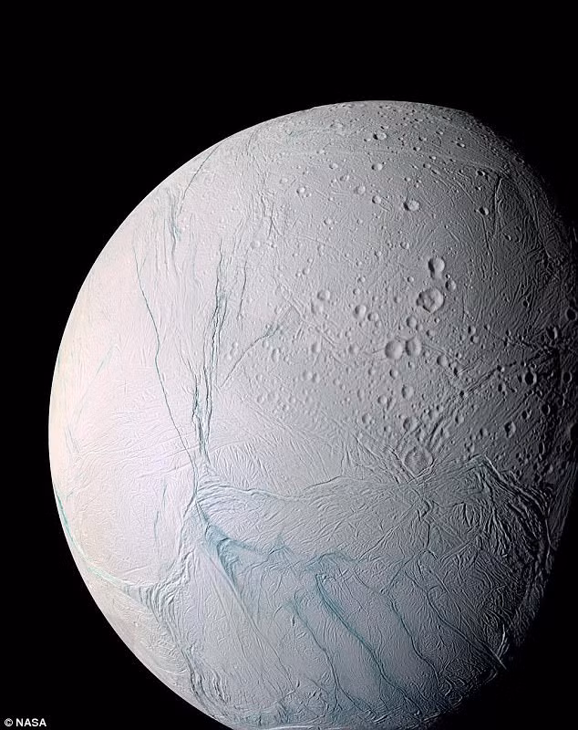 Phát hiện bất ngờ về vi khuẩn trên Mặt trăng Enceladus Phat hien bat ngo ve vi khuan tren Mat trang Enceladus