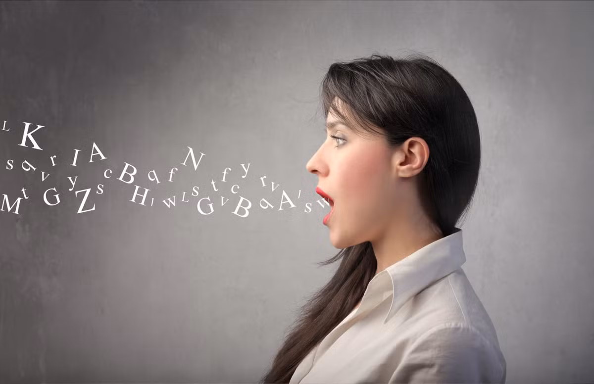 Bên cạnh đó, hàm răng còn có chức năng phát âm. Cụ thể, một số âm muốn được phát âm rõ ràng cần có sự hiện diện của răng cửa và nếu răng cửa bị mất, âm sẽ nghe như hơi bị ngọng. (Nguồn Rockitenglish)