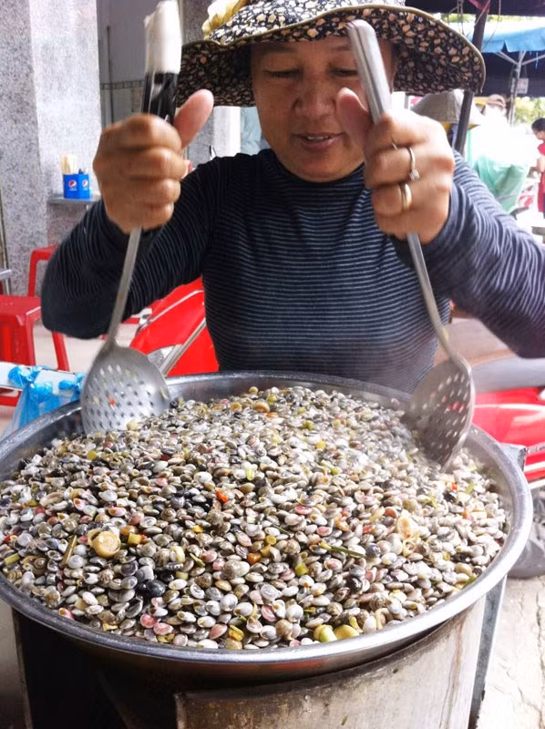 Do đó, trong quá trình chế biến ốc ruốc, cần lưu ý loại bỏ sạch tạp chất bám trên con ốc tránh gây ngộ độc. (Nguồn Thanhnien)