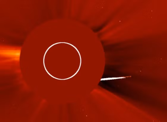 Sự việc được phát hiện trên bề mặt Mặt trời vào ngày 4/3/2017 do vệ tinh SOHO của NASA phát hiện. Nguồn ảnh: ufosightingshotspot. 