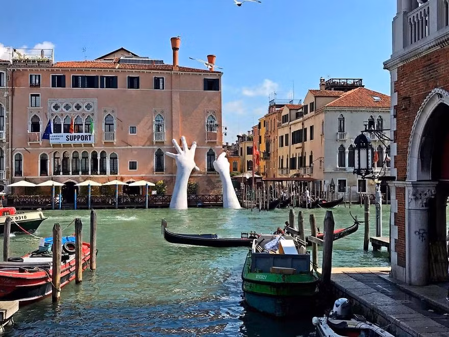 Họa sỹ Lorenzo Quinn nhắn nhủ: “Venice là một thành phố nổi, một thành phố nghệ thuật khơi nguồn văn hóa trong nhiều thế kỷ qua. Nhưng để tiếp tục được điều này, cần phải có sự hỗ trợ của thế hệ chúng ta và thế hệ tương lai bởi thành phố xinh đẹp ấy đang bị đe dọa bởi biến đổi khí hậu”. (Nguồn Lefkadazin)