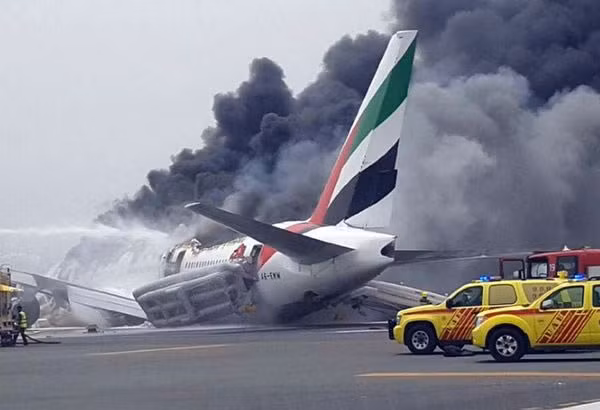  Trúng 1 triệu đô la sau khi thoát chết tai nạn máy bay Mohammad Basheer Abdul Khadar là một trong những người sống sót trong tai nạn máy bay thảm khốc ở Dubai năm 2016. May mắn hơn, người đàn ông 62 tuổi này còn trúng số 1 triệu đô la chỉ 6 ngày sau khi ông được cứu thoát khỏi vụ tai nạn. Được biết, ông Abdul Khadar đã mua tờ vé số trúng giải khi đang trên đường đi nghỉ ở Thiruvananthapuram, Kerala cùng với gia đình. (Nguồn Oddee)