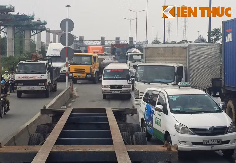 Do 2 chiếc xe đầu kéo (chiếc bị hỏng và chiếc mang biển số 51C-289.53) nằm song song chắn ngang giữa xa lộ đã khiến hàng nghìn phương tiện vô cùng khó khăn để di chuyển qua khu vực.