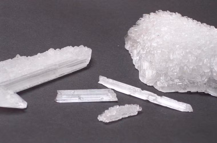 Băng cháy. Đây là loại axetat của natri. Nó ở dạng lỏng, tuy nhiên chỉ cần một tác động nhỏ cũng khiến vật liệu này đông đặc lại. Vật liệu này rất khó làm lạnh. Nó được dùng để làm túi chườm nóng hóa học.