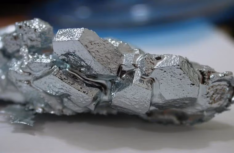 Kim loại tan chảy như kem. Loại kim loại này khá giống thủy ngân, có tên là Gali. Nó có thể tan chảy ở nhiệt độ phòng. Nếu để một vật làm bằng Gali vào một cốc dung dịch nóng, nó sẽ nhanh chóng hòa tan vào dung dịch này.