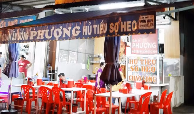 Ca Mau: Xa doi truong cam go dap vo kinh xe bien xanh chan loi