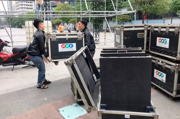 Suốt cả ngày hôm nay (26/1), hàng trăm nhân viên thuộc nhiều đơn vị về màn hình, ánh sáng...tất bật với công việc lắp đặt nhiều màn hình Led tại phố đi bộ Nguyễn Huệ (TP.HCM) để phục vụ CĐV, nhân dân TP.HCM và du khách xem trực tiếp trận chung kết giải U23 Châu Á giữa đội U23 Việt Nam và U23 Uzbekistan.