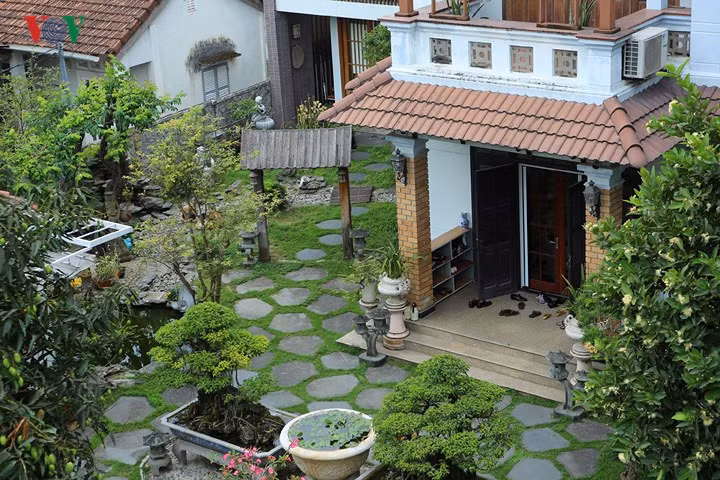 Sân được lát đá kết hợp thảm cỏ xanh tạo không gian gần gũi với thiên nhiên. Ảnh: VOV.