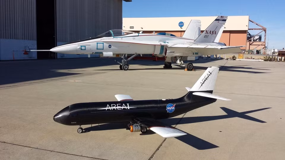NASA SAW: NASA đã nghiên cứu các dòng máy bay cánh gập trong suốt nhiều năm và SAW là sản phẩm mới nhất. Mẫu máy bay mới sử dụng loại hợp kim đặc biệt có khối lượng giảm 80% so với trước. Phần đầu mỗi cánh được gập xuống nhằm làm giảm lực cản, qua đó tăng hiệu suất hoạt động. Góc nghiêng của cánh cũng thay đổi liên tục nhằm đạt trạng thái tối ưu khi bay.