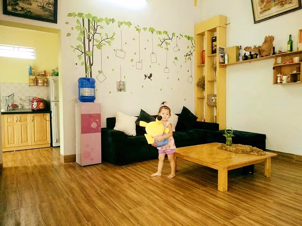 Thậm chí, trong quá trình xây dựng, nhiều thứ trong ngôi nhà phải tự tay 2 vợ chồng chị làm, bên cạnh đó là sự giúp đỡ của bố mẹ chồng. "Mình và mẹ chồng đã đào đất, xúc cát, chở gạch... thực sự đúng nghĩa là một thợ phụ hồ để giảm chi phí tối đa nhất... ", chị Lan kể.
