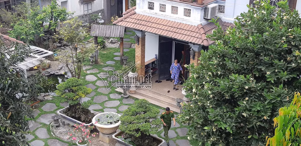 Bên trong có nhiều cây ăn quả và cây cảnh có giá trị Ảnh: Vietnamnet.