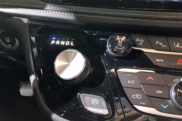 Cần số dạng núm xoay của Chrysler Pacifica: Cần số dạng núm xoay không còn quá lạ lẫm trong những năm gần đây. Cách sử dụng khá đơn giản, tài xế chỉ cần xoay núm tròn theo nhịp tới số mình cần. Tuy nhiên, người dùng Chrysler Pacifica sẽ gặp khó khăn hơn chút khi kích thước của núm tròn này không chênh lệch quá nhiều so với kích thước của một chiếc núm xoay điều chỉnh âm lượng.