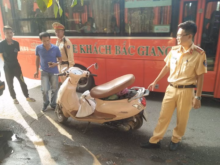 Duong Pham Van Dong un tac sau tai nan xe dau keo can chet nguoi