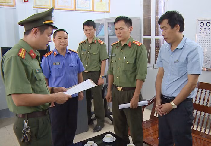 Ngoài ra, bị can Đinh Hải Sơn (cựu thiếu tá, cán bộ Phòng An ninh chính trị nội bộ, Công an tỉnh Sơn La) và Đỗ Khắc Hưng (cựu trung tá, cán bộ Phòng An ninh chính trị nội bộ, Công an tỉnh Sơn La) cũng bị truy tố ra tòa.