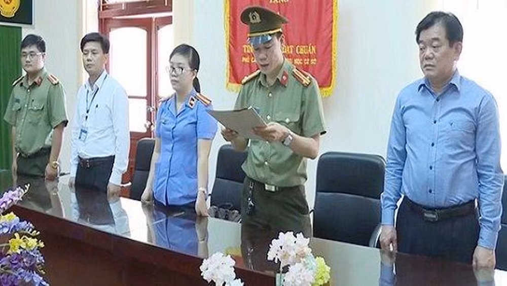 Trước khi VKSND tỉnh Sơn La ban hành cáo trạng vụ án, Ban Bí thư đã quyết định thi hành kỷ luật bằng hình thức cách hết các chức vụ trong Đảng đối với ông Hoàng Tiến Đức.