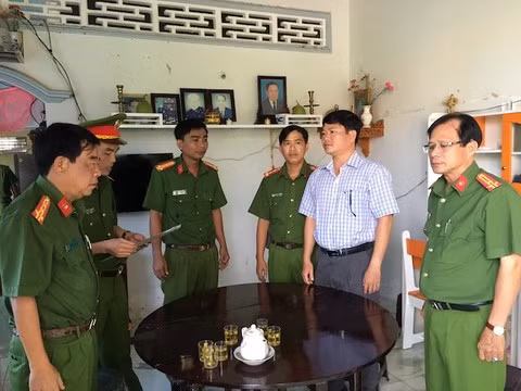 Ông Thạnh và ông Sơn bị bắt vì “Vi phạm quy định về quản lý tài sản Nhà nước gây thất thoát, lãng phí” ở Phòng Tài nguyên và Môi trường TP.Trà Vinh. Viện Kiểm sát nhân dân cùng cấp đã phê chuẩn các quyết định này.
