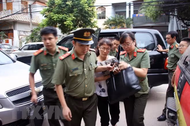 Ông Đức được xác định là một trong số 18 người trung gian nhận thông tin thí sinh. Dù thừa nhận việc chuyển thông tin thí sinh, nhưng ông Đức khai mục đích chỉ là để nhờ xem trước điểm thi.