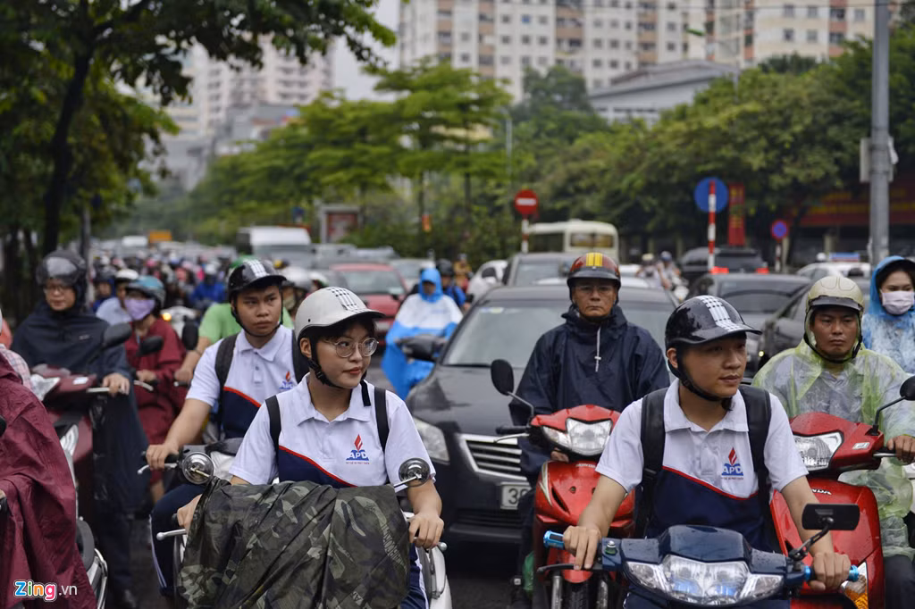 Tình trạng người đi xe máy luồn lách, tạt đầu ôtô lộn xộn khiến nhiều khu vực bị rối loạn (Ảnh: Zing).