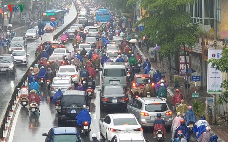 Mưa gây ra nhiều khó khăn cho người và phương tiện tham gia giao thông, nhất là ở các tuyến phố lớn như Nguyễn Trãi - Tây Sơn - Tôn Đức Thắng - Xã Đàn (Ảnh: VOV).