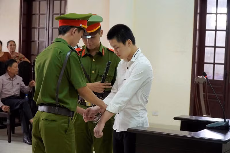 Vừa qua, TAND tỉnh Quảng Trị tổ chức xét xử sơ thẩm bị cáo Lê Văn Hoài (tại thời điểm gây án là 16 tuổi 5 ngày, trú KP.1, P.Đông Thanh, TP.Đông Hà, Quảng Trị ) về tội danh “Giết người”. Cáo trạng của Viện KSND tỉnh Quảng Trị truy tố Hoài theo khoản 2, điều 123 Bộ luật hình sự năm 2015.