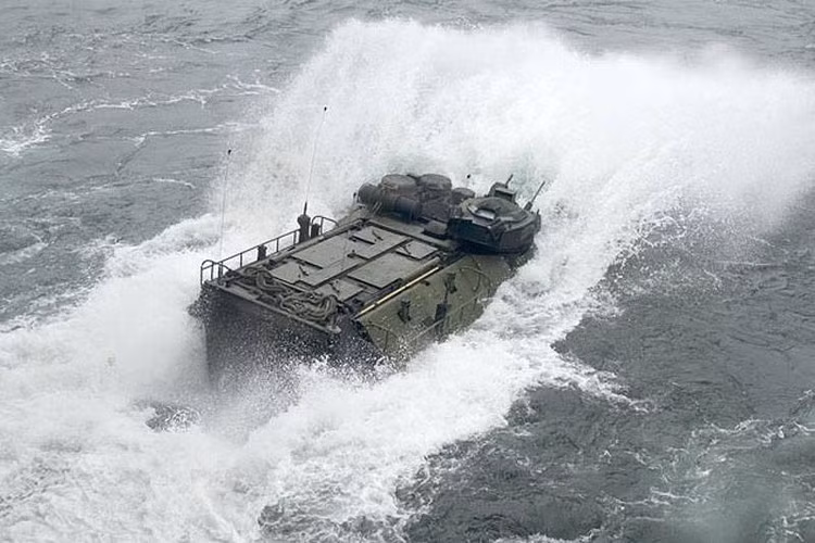 Ngoài Mỹ còn có hơn chục quốc gia khác sử dụng dòng xe này, tại Đông Nam Á xe bọc thép AAV7 A1 được sử dụng bởi hải quân Indonesia và Philippines.
