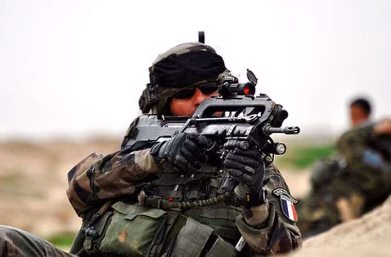 Súng trường FAMAS sử dụng đòn bẩy giữ chậm để kiểm soát việc mở khóa nòng. Buồng đạn, nòng súng và các thiết bị quan trọng được làm bằng vật liệu hợp kim thép đặc biệt được gia cố bằng sợi thủy tinh. Điểm đặc biệt ở FAMAS là khóa nòng chỉ có 3 rãnh, trong khi hầu hết các súng trường khác đều có từ 4-6 rãnh.Ốp lót tay phía trước được làm bằng nhựa tổng hợp, về sau được thay thế bằng vật liệu polime để tăng khả năng chịu nhiệt. Ngoài ra, súng có thể gắn thêm chân chống phụ phía trước để tăng độ ổn định khi cần bắn các mục tiêu từ trên cao. Súng cũng có thể trang bị thêm lưỡi lê khi cần thiết.