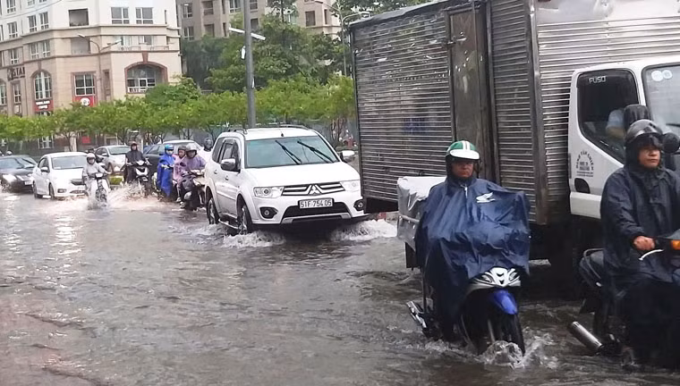Từ trung tâm TP HCM với các tuyến đường Nguyễn Hữu Cảnh (quận Bình Thạnh), Ung Văn Khiêm... ngập gần nửa bánh xe.