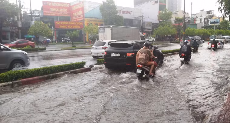 Mưa lớn kéo dài suốt nhiều giờ đã khiến hàng loạt tuyến đường ở TP HCM ngập lênh láng.