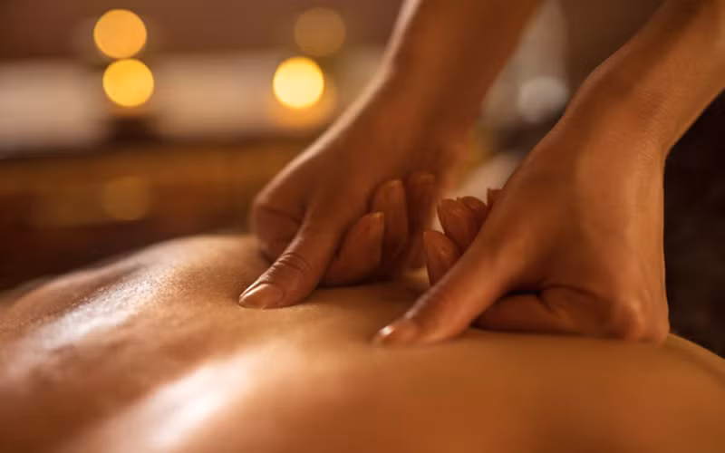 Coi thường sức mạnh của sự tiếp xúc vật lý: Ở bên nhau lâu năm cũng khiến nhiều người bỏ qua "bước dạo đầu", mà không biết rằng đây là một trong những cách hiệu quả nhất để tăng cảm xúc cho mỗi cuộc yêu./.