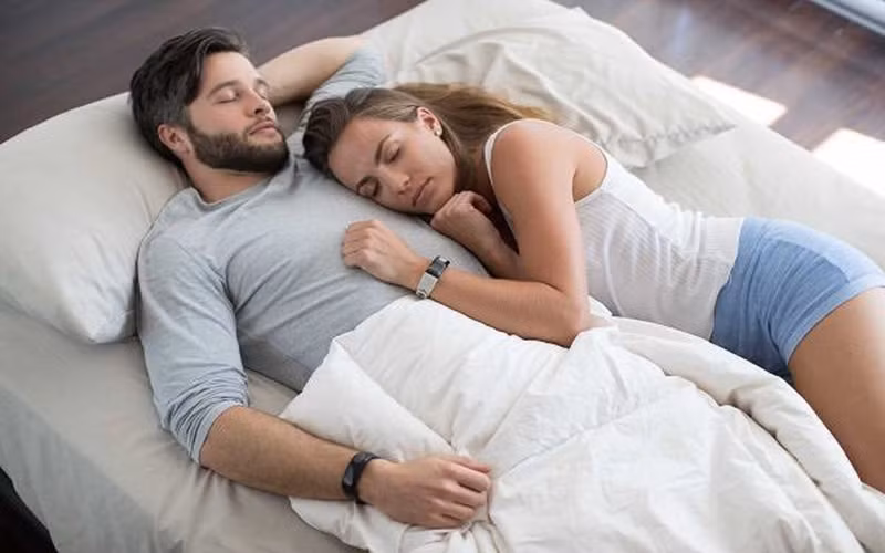 Ngủ không đủ giấc chắc chắn sẽ ảnh hưởng đến sức khỏe cả tinh thần và thể chất của bạn, đặc biệt ảnh hưởng trực tiếp tới chuyện phòng the của các cặp đôi.