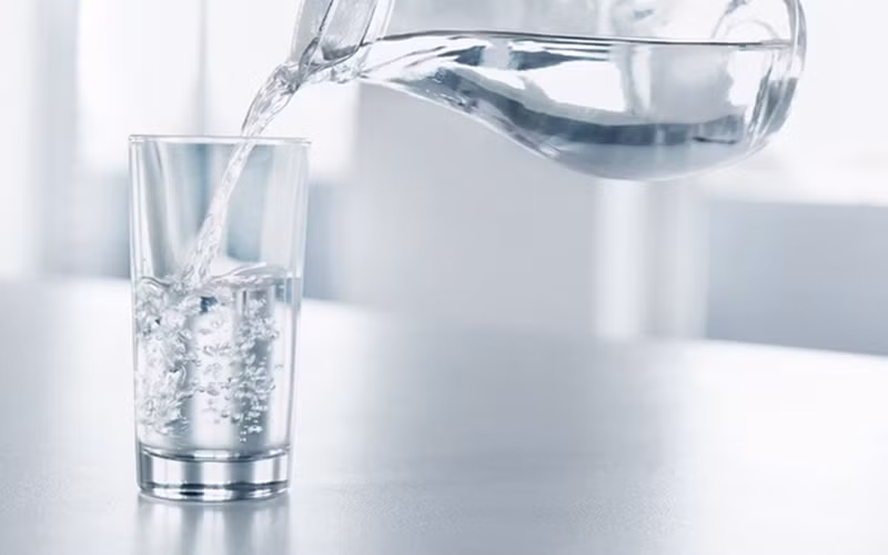Uống nước không đủ: Theo các nghiên cứu, bạn cần phải uống đủ nước để đảm bảo "việc bôi trơn" một cách tự nhiên.