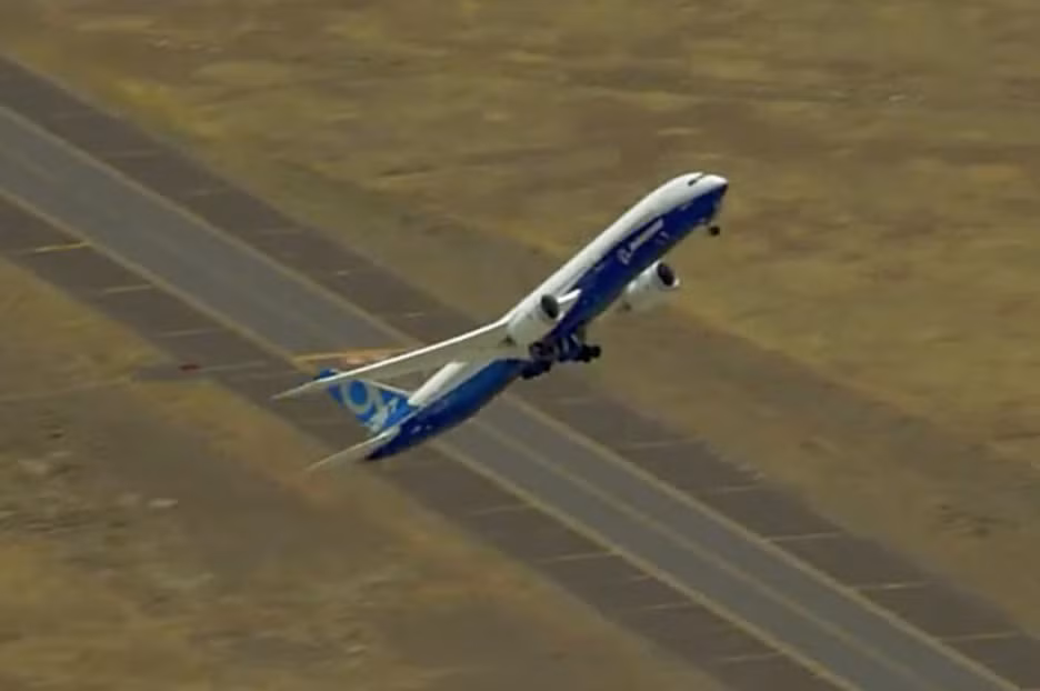 Máy bay Boeing 787 cất cánh thẳng đứng ngoạn mục tại Triển lãm hàng không Farnborough, Anh quốc năm 2016 khiến nhiều người choáng ngợp. Ảnh: Daily Star.