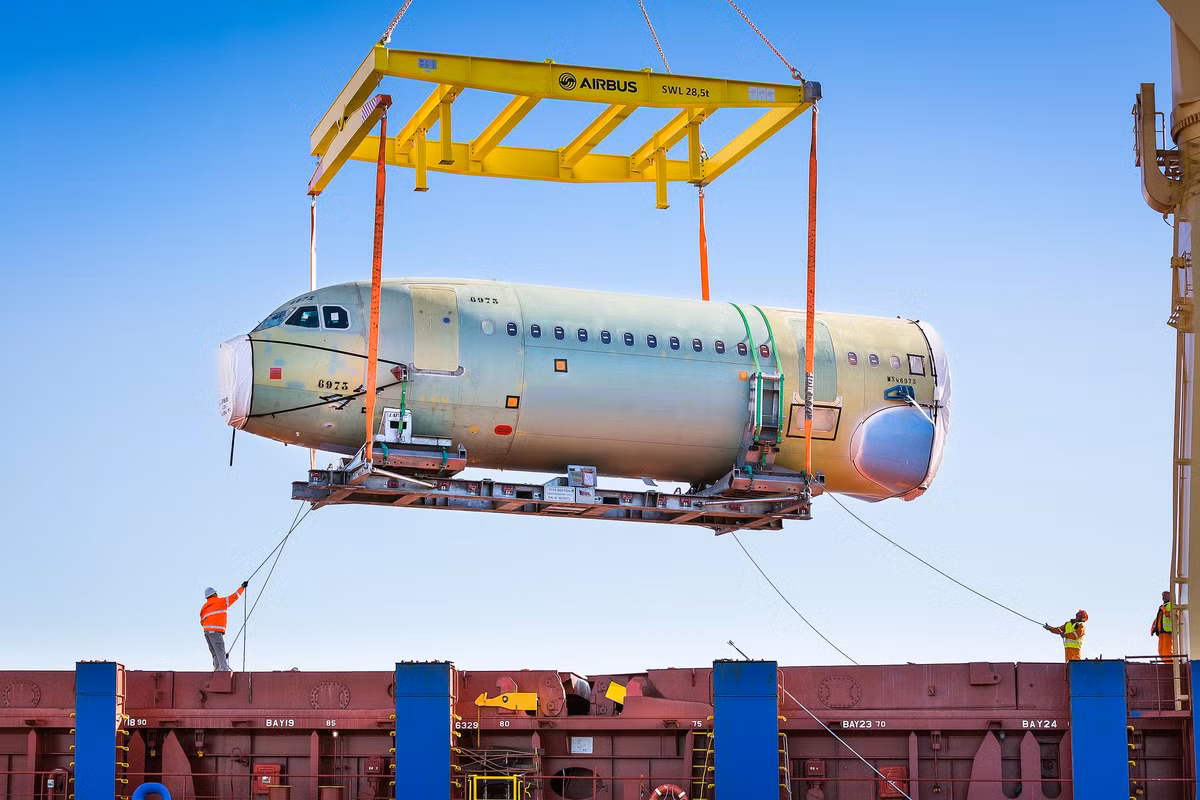 Phần thân trước máy bay Airbus A321 được vận chuyển về sau khi sản xuất tại Saint-Nazaire (Pháp).