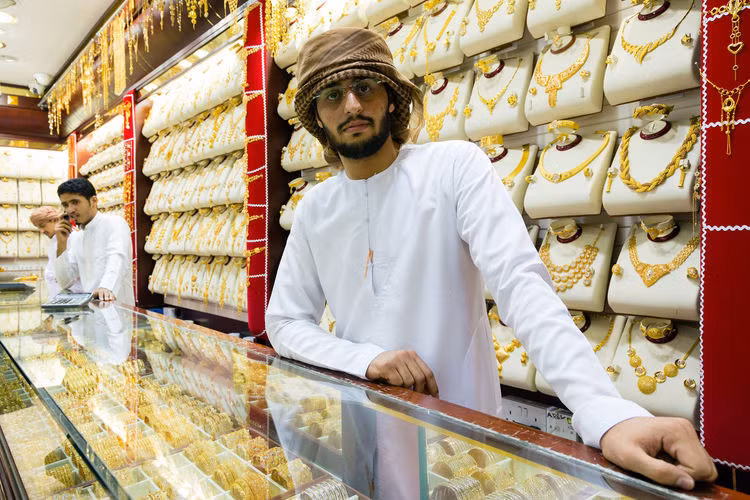 Do có chính quyền Dubai đảm bảo, nên khách hàng có thể yên tâm khi mua trong cửa hàng vàng tại đây. Ảnh: Bloomberg.