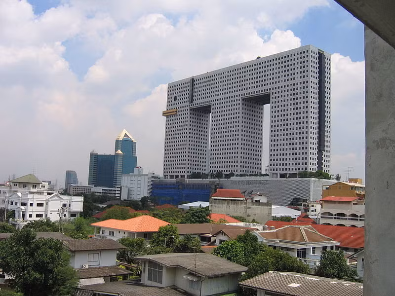 Xây dựng vào năm 1997, tòa nhà hình dáng chú voi ở Thái Lan từng được xếp hạng trong “Tốp 20 tòa nhà chọc trời mang tính biểu tưởng đẹp nhất”, do CNN bình chọn năm 2011.
