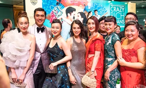 Dựa trên tiểu thuyết ăn khách cùng tên của nhà văn Mỹ gốc Singapore, bộ phim Crazy Rich Asians (tựa Việt: Con Nhà Siêu Giàu Châu Á) đang là một hiện tượng tại Hollywood. Ảnh: TODAYonline.