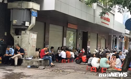Các hàng trà đá, đặc biệt ở một số con phố lớn như Bà Triêu, Phan Chu Trinh, Lý Thường Kiệt luôn nườm nượp khách vì ở đây có các tòa nhà văn phòng, phục vụ lượng khách lớn là nhân viên công sở.