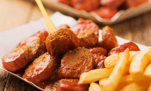 Currywurst từ một món ăn đường phố đã trở thành một biểu tượng văn hóa của người Đức. Ảnh: Getty.