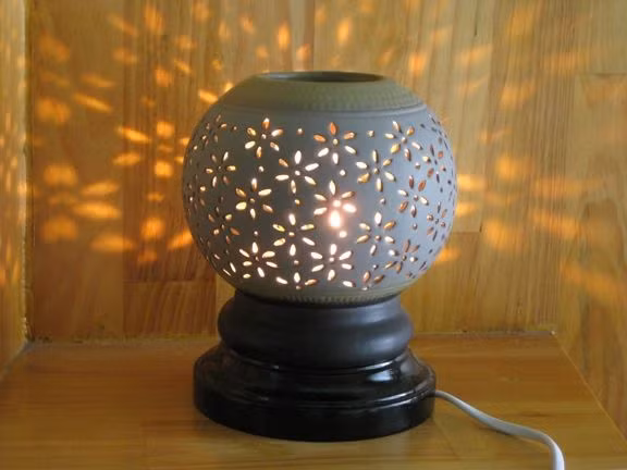 Trong những đợt rét đậm, bạn nên chọn mùi hương ấm áp như táo, quế, cây thông, hoặc trầm hương. Ảnh: Websosanh.