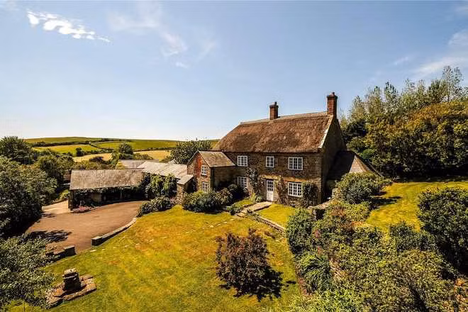Xuất hiện từ thế kỷ 17, nằm ở Dorset (Anh), cạnh Bờ biển Jurassic Coast, căn nhà cổ tích này là niềm ước ao của rất nhiều người.