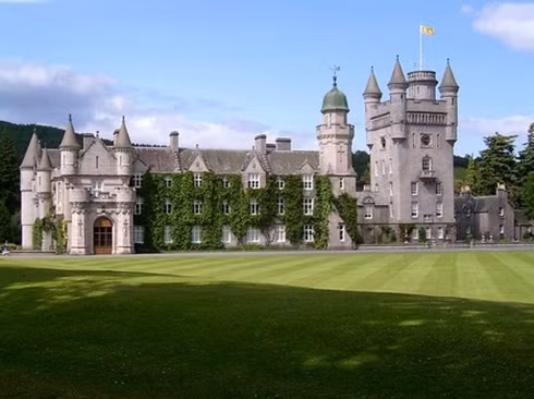 Tòa lâu đài Balmoral, Highlands được xây dựng và hoàn thiện vào năm 1852 có diện tích 20.000 hecta (tương đương 200 triệu m2). Ảnh: Lonely Planet.