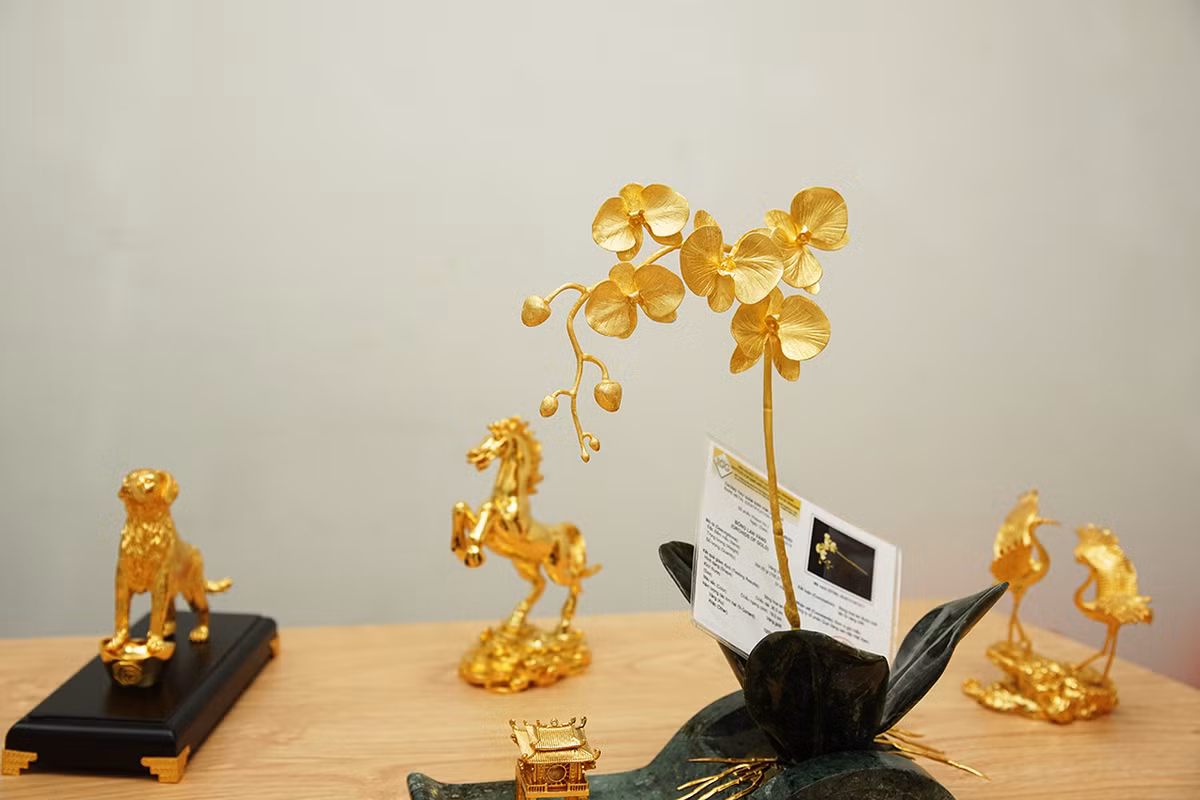 Lấy cảm hứng từ hoa Lan Hồ Điệp, chậu hoa lan đặc biệt này có 2 phiên bản được chế tác từ 100 đến 200 chỉ vàng 24K.