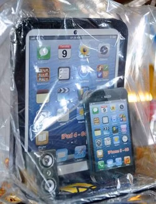 Cũng như mọi năm, iPhone và iPad được nhiều gia đình lựa chọn trong lễ cúng rằm tháng 7. Ảnh: Sieuthivangma.