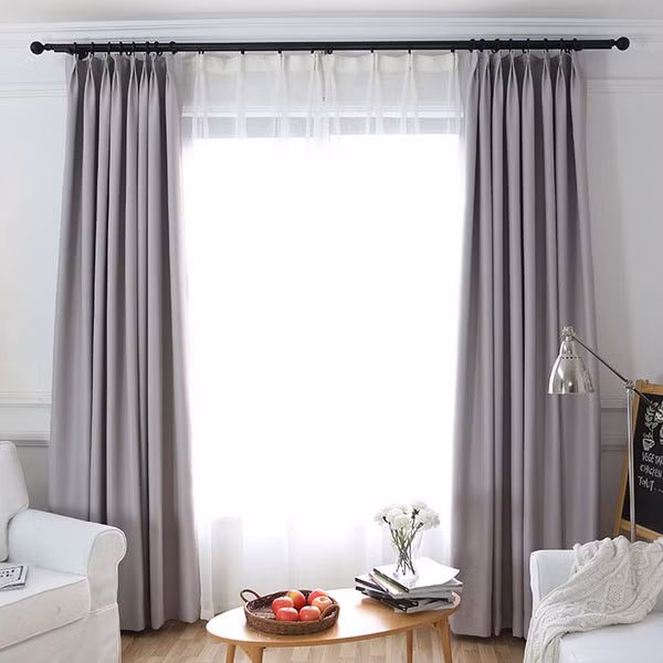 Ngoài tác dụng trang trí, rèm cửa giúp ngăn nhiệt từ bên ngoài, giữ ấm không khí ở bên trong. Rèm cửa bằng nhung, dạ giữ ấm tốt nhất. Ảnh: Mihn Home.