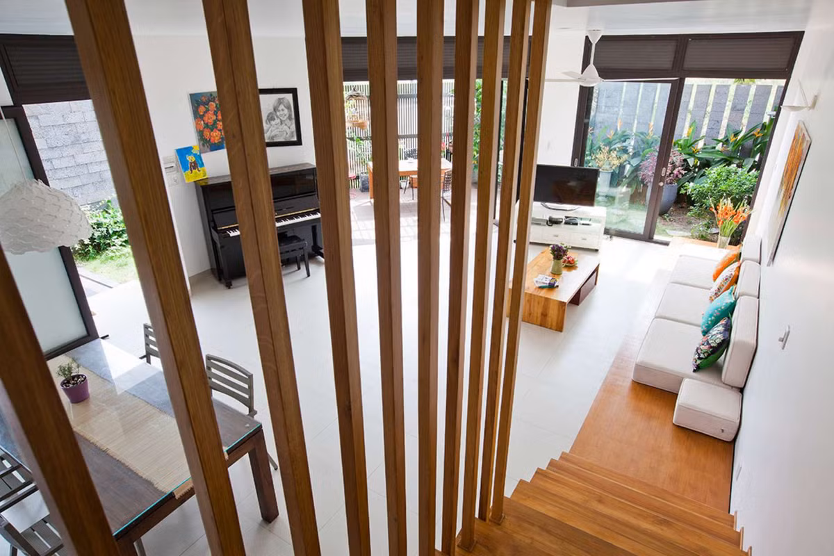 Lan can gỗ làm điểm nhấn cho không gian với sắc trắng giữ vai trò chủ đạo.