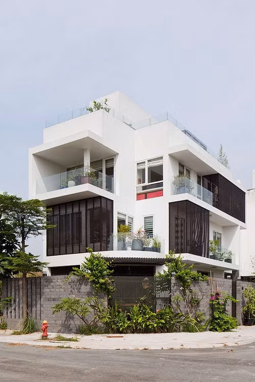 Ngôi biệt thự mang tên "D2 Town House" tọa lạc tại khu dân cư mới thuộc ngoại ô Sài Gòn là công trình thi công của nhóm kiến trúc sư MM++ Architects.